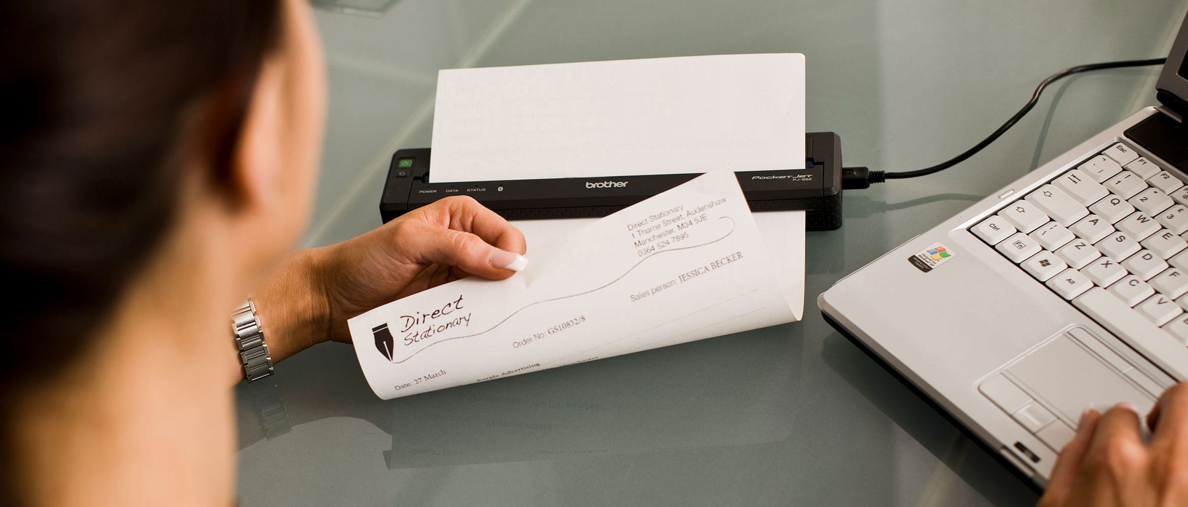 Dame utilisant une imprimante mobile Brother Pocketjet