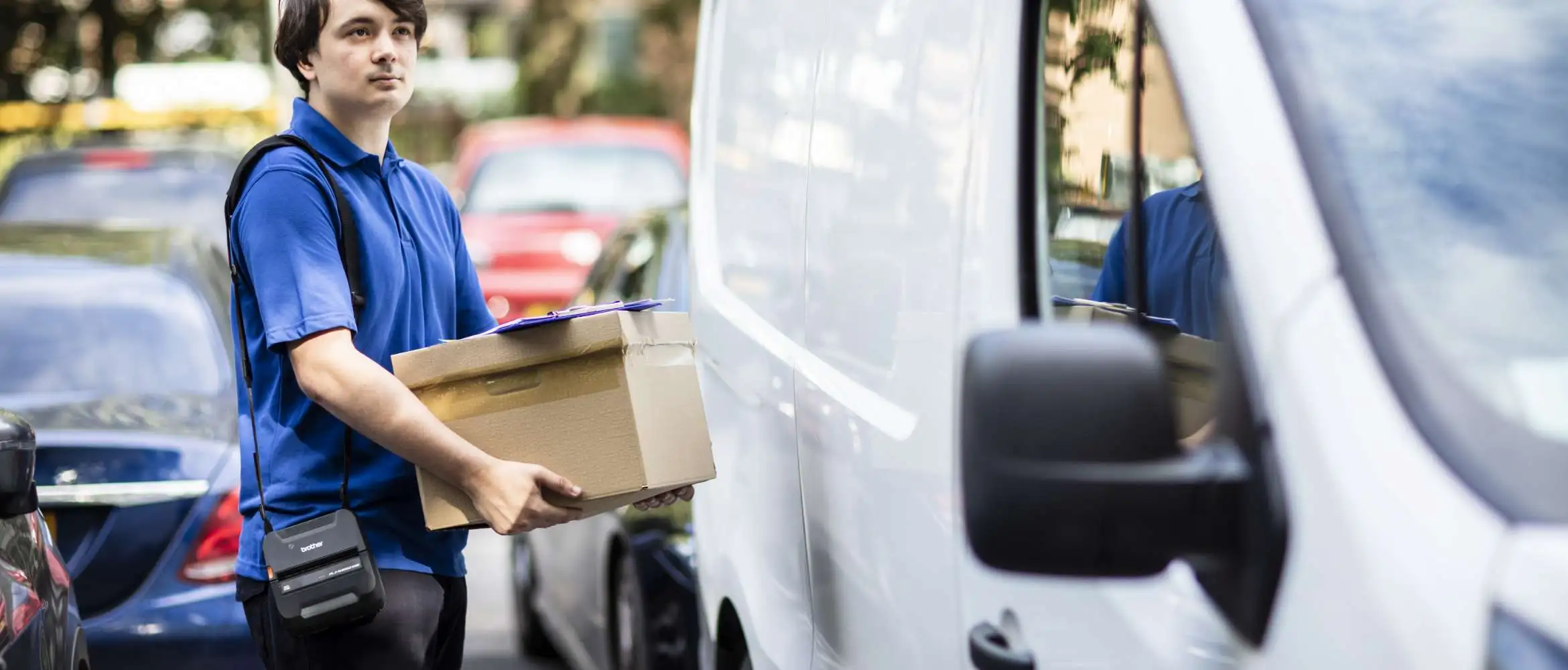 Un chauffeur-livreur du secteur du transport et de la logistique livre un colis.