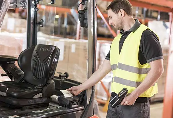 Magazijnmedewerker print een label met een mobiele RJ printer