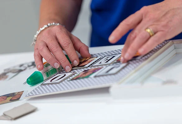Vrouw is creatief aan het werk met kleurenlabels zonder inkt van Brother