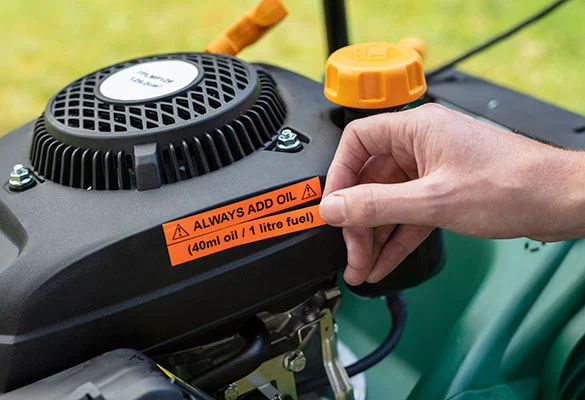 Fluorescerend oranje label op een grasmaaier