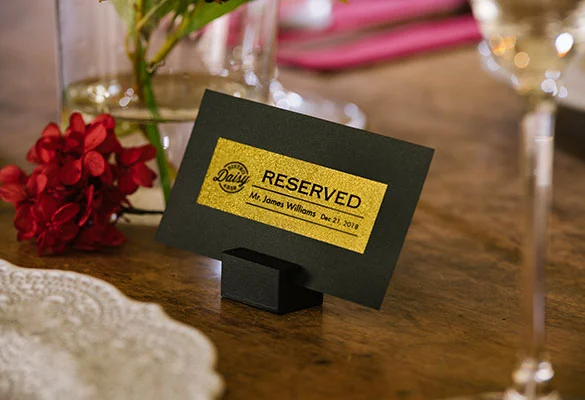 Label met gouden glitter voor reservatie