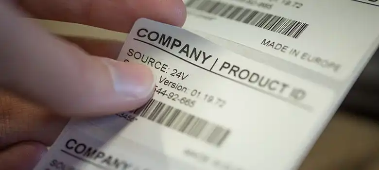 Close up van productlabel dat wordt losgemaakt