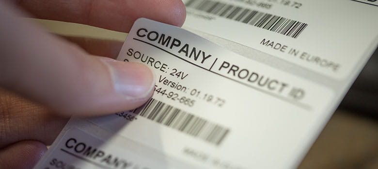 Close up van productlabel dat wordt losgemaakt