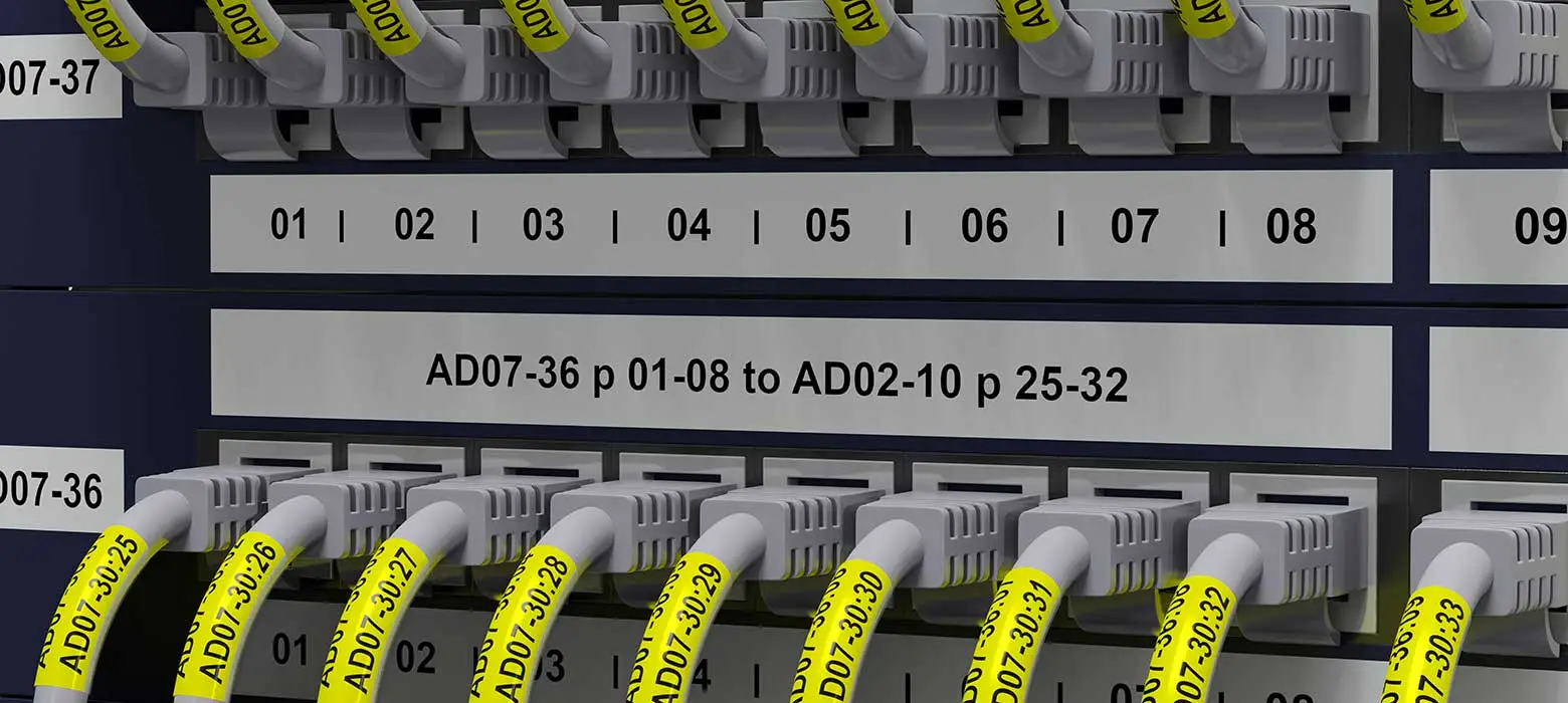Verdeelbord en netwerkkabels gelabeld met een duurzaam P-touch TZe label